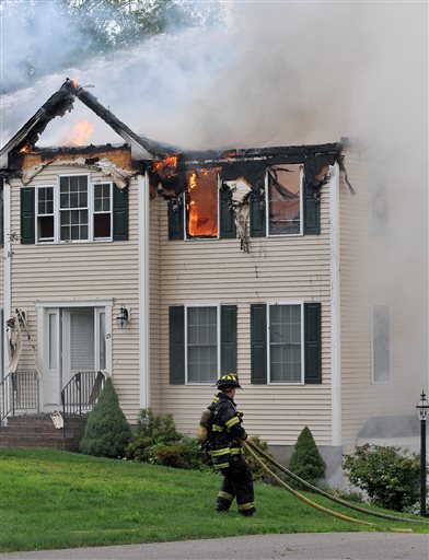 Plane into House_187203