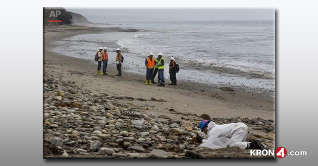 Santa-Barbara-Oil-Spill-cleanup-by-hand_182959