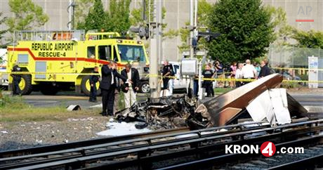 plane-crash-into-railroad-crossing_214928