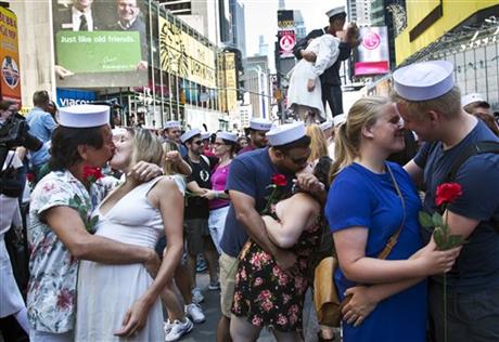 the kiss ny times square_213889