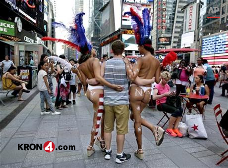 Times-Square-topless-women_247903