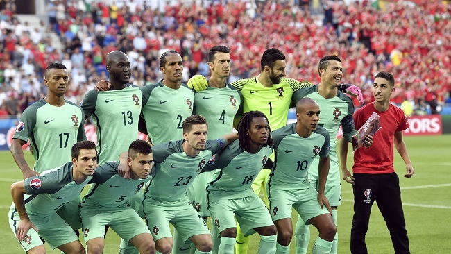 Ball boy photobombs Portugal team photo_385624