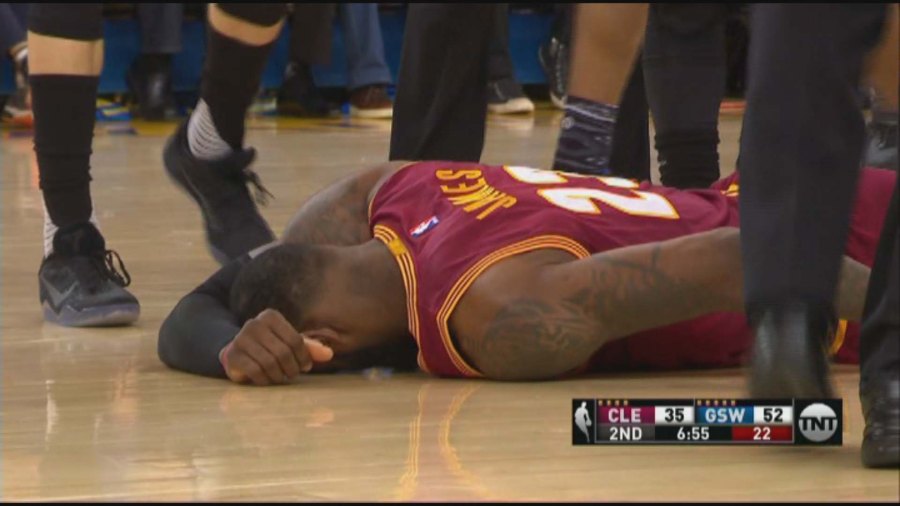 draymond puts lebron on the floor_479724