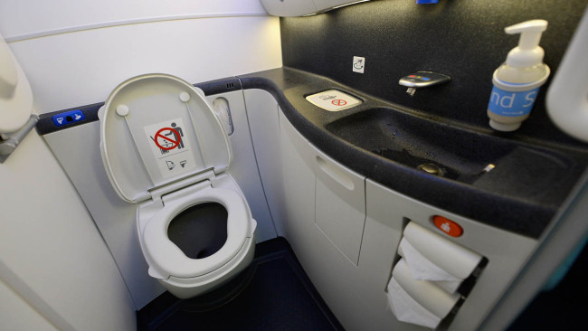 plane-bathroom_697780