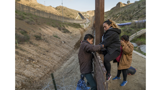 APTOPIX Central American Migrant Caravan_1546007545362