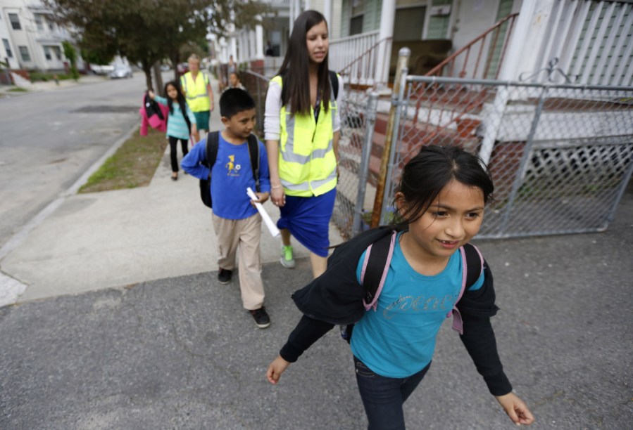 KIDS WALKING TO SCHOOL PARENTS